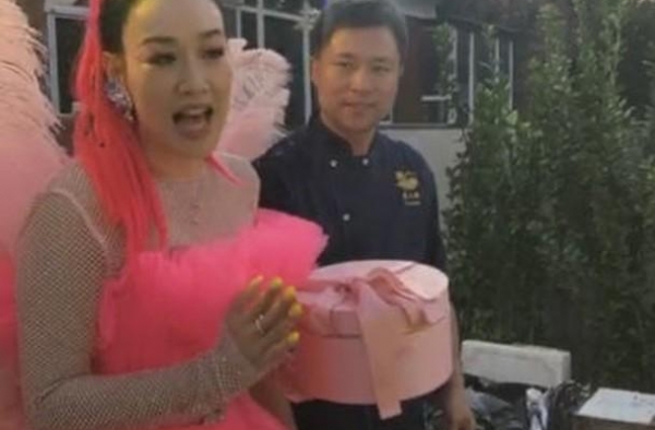 钟丽缇晒50岁生日照，穿粉色蓬蓬裙配渔网衣，打扮的不伦不类