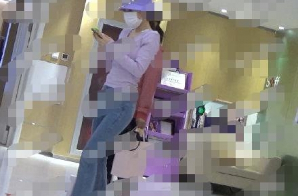 李小璐到访医院整容科，包裹严实完全认不出，颈部伤痕明显包纱布