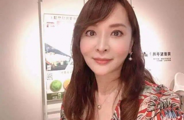 台女星毁三观的婚姻，丈夫勾搭母亲出轨，爸爸叫我别在意