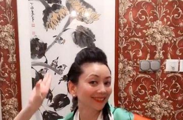 朱军老婆罕见秀恩爱！穿白裙配围巾跳舞身材超好，同框周涛也不输