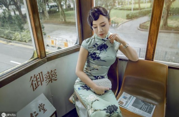 钟丽缇49岁生日，晒墨绿色旗袍秀长腿，旗袍女神非她莫属