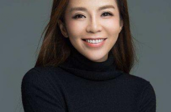 47岁朱迅被疑高龄怀二胎，录节目腹部微隆，身体状况引网友关注