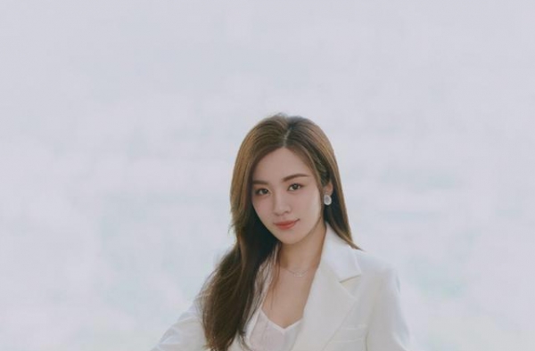 王晓晨真是仙女身材，白西装配V领背心优雅大气，气质也是没谁了