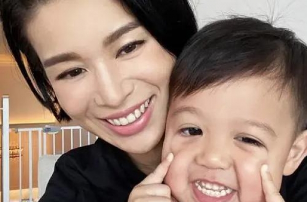 胡杏儿带大儿子打疫苗，孩子全程淡定扮鬼脸，长相帅气与妈妈超像