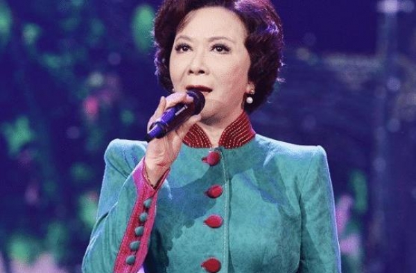 曾是春晚钉子户，现在满脸都是硅胶不再会笑，59岁惨遭滑铁卢！