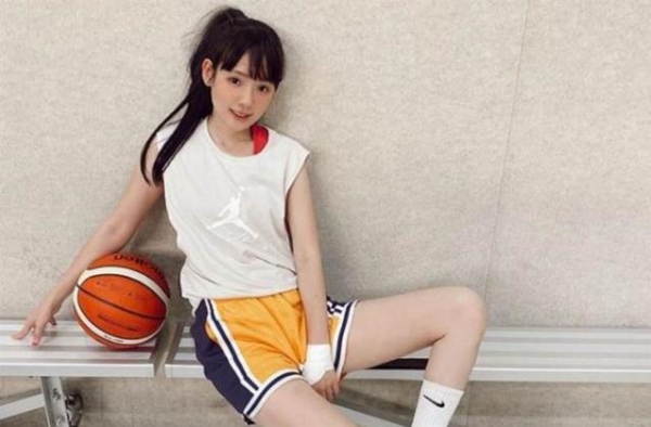 篮球女神穿运动内衣和热裤示范练腹肌，秀白皙美腿纤腰超吸睛
