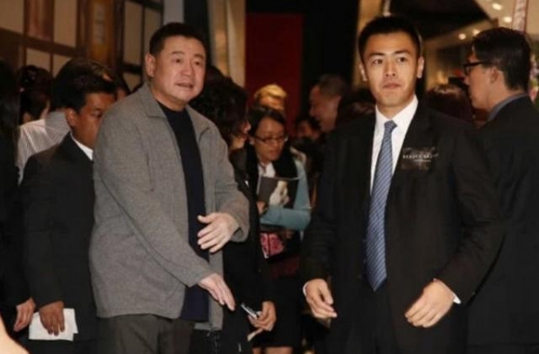 刘銮雄大儿子有新女友？两人海边练瑜伽，女方与甘比同是有福之相