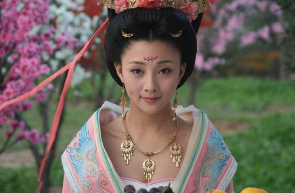 殷桃与男友当街嬉闹，状态逆龄身材丰腴，两人曾被拍到见家长