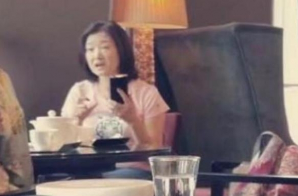 宋祖英面容憔悴低调会友人，网友：她是不是过得不太好？