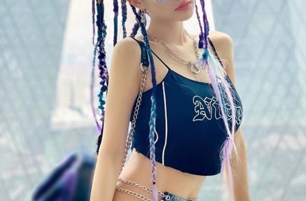 再次被李小璐身材征服，牛仔裤只靠铁链绑着，这腰哪位弟弟会不爱