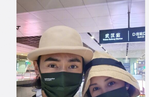 袁弘张歆艺回武汉 夫妻俩亲密依偎难掩激动心情