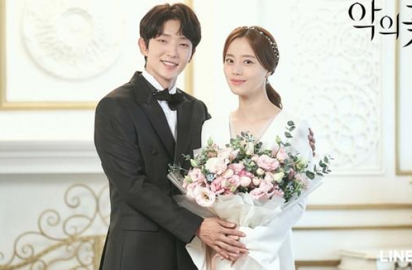 甜蜜婚纱照留谜样字句　李准基亲曝《恶之花》结局最大看点