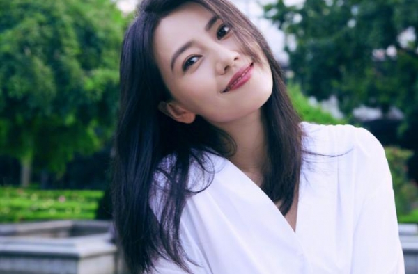 高圆圆复出再接新戏，搭档李小冉造型曝光，这气质真的绝了