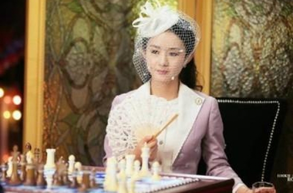 赵丽颖戴白色网面纱好有霸道总裁范，面纱下的脸好精致，太美了。