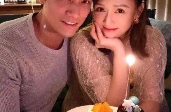41岁陈乔恩也惧老？与男友合照滤镜开到认不出，发际线难掩老态