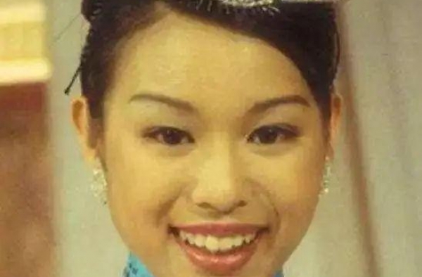 胡杏儿自曝一天工作20小时，连续一周累到爆肝，睡在鬼屋都不怕