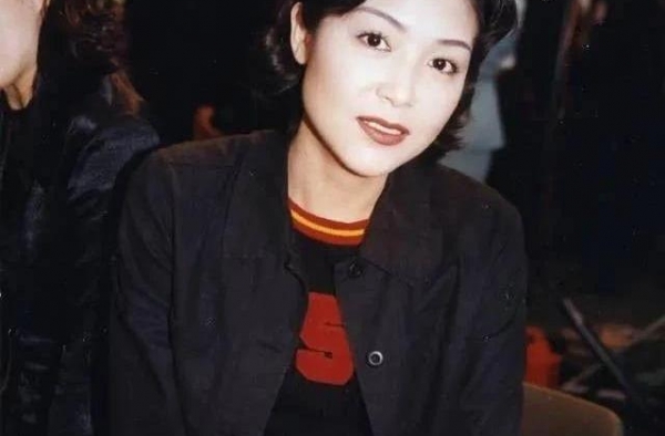 嫁小7岁富豪息影，老公独宠22年，张凤妮如今怎么样了？