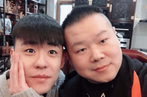 张云雷机场遇岳云鹏，随口叫了一声师弟，岳云鹏反应很搞笑