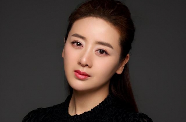 她因“杜冰雁”一炮而红，二婚带女儿嫁小老公，婚后被宠成小女生