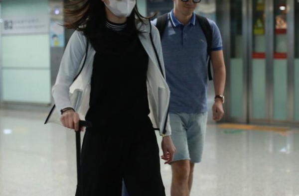 吴敏霞夫妇两人罕见同框，身穿背带裤走机场，真的是太显年轻了