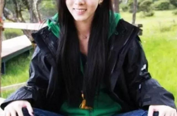 33岁的李思思身穿舞蹈练功服，气质优雅天鹅颈引注目