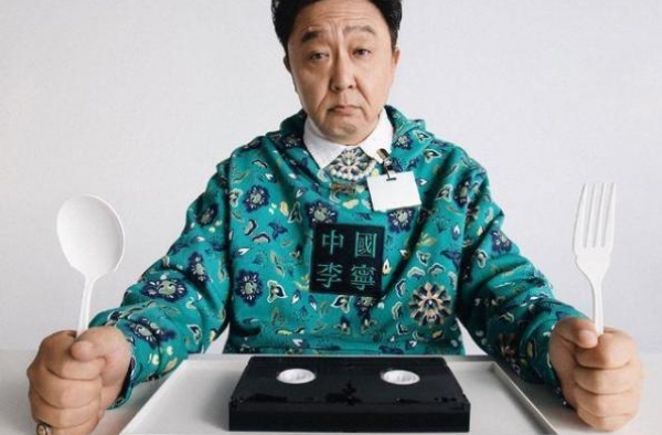 于谦：曾是央视主持人，50岁获封影帝，娶小10岁娇妻超恩爱