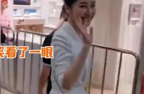 许晴不老都是假的，素颜一样有了皱纹，但她气质确实高级