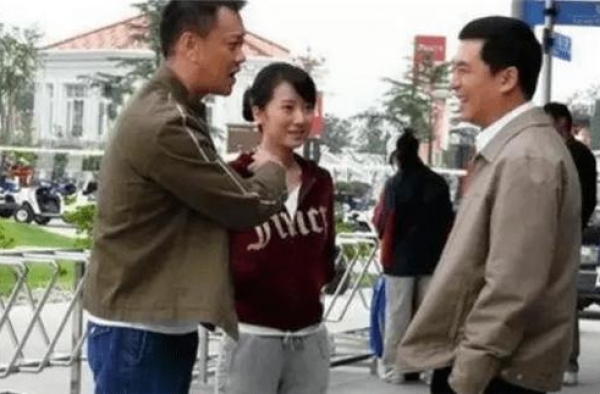 他是上亿公司老总却偏爱和张嘉译演戏，导演嘲笑：片酬没有油钱多