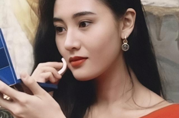 最美港姐李嘉欣晒近照，50岁肤白貌美气质佳，烈焰红唇韵味足