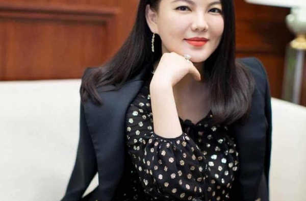 李湘穿搭又阔太了，风衣搭黑丝袜好显贵，微胖女性照穿显瘦有气质