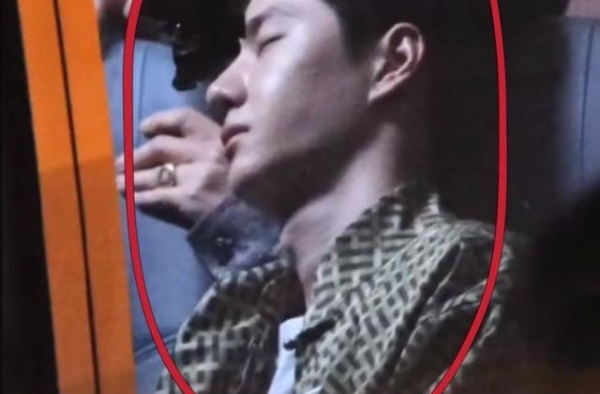 王一博录《天天》身体不适！户外不停揉腰，合影时一脸疲惫