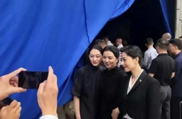 李小冉同框高圆圆拍剧照，穿黑色旗袍上镜，典雅气质一般人比不了