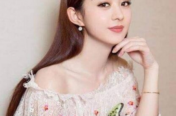 赵丽颖路边打闹旧照曝光 这个小帅哥很抢眼