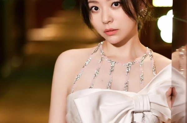张靓颖也太淘气了！白色礼服女王范十足，动作却尽显小女生的活泼