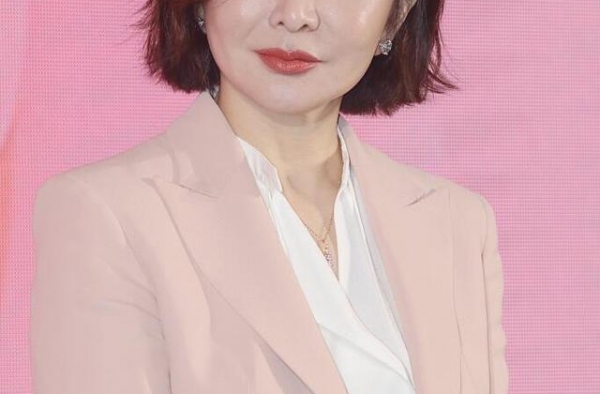 关之琳确实老了，穿粉嫩西装优雅知性，无奈松弛的脸蛋太减分