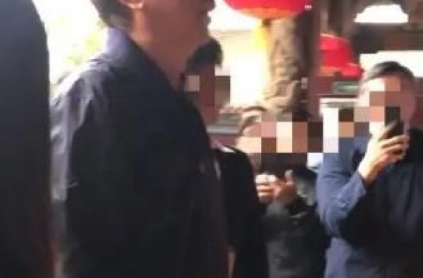 62岁冯巩低调现身寺庙，拜关公说经典口头禅，惨遭网友批评放肆