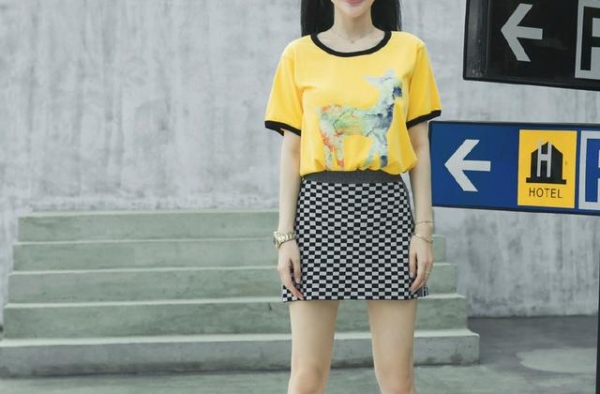 李小璐37岁了还在装嫩，穿亮T恤配格纹短裙，扎起双马尾太少女