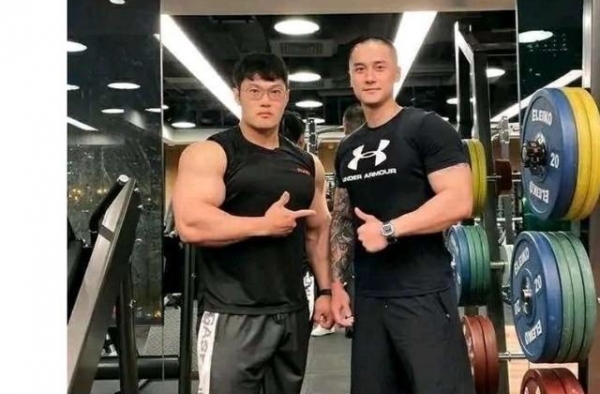 蒋劲夫转型铁拳肌肉男？身材健硕满臂纹身太吓人，评论区骂声一片