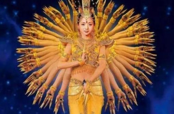 《千手观音》聋哑人领舞，拒绝富豪追8年转身嫁平凡人，如今怎样