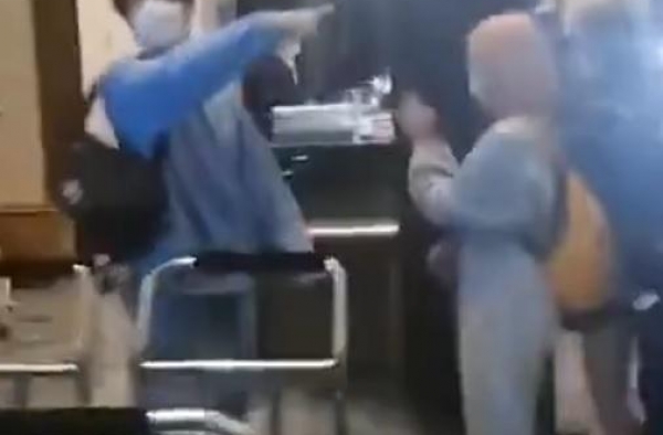 学李现？《明日之子》选手怒斥代拍，公共场合爆粗引热议