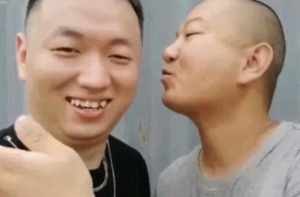 凭借一首歌半年赚一亿，从海鲜小子成网红，后来却沦为无人识