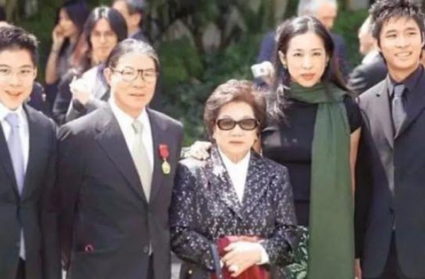 全香港富豪原配太太里，凭啥吕燕妮是命最好的那一个？