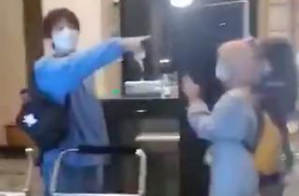 经纪人被代拍推倒，当红偶像胡宇桐飙粗口怒吼：给我起开
