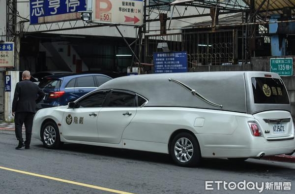 独家直击／小鬼今早低调入殓　众亲友不舍泪别最后一程