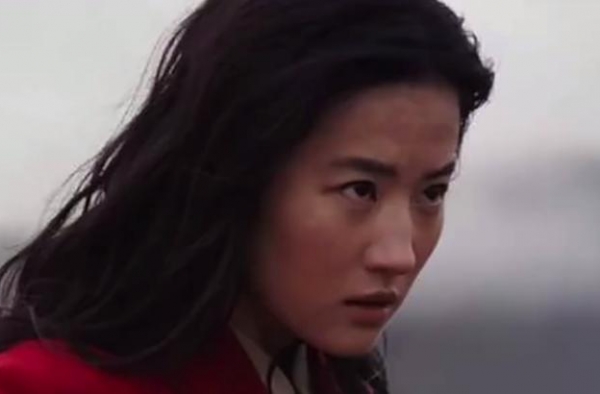 刘亦菲《花木兰》颜值惨遭滑铁卢：5米深的泪沟，美女也扛不住