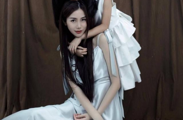 孙悦娇妻晒与女儿“月亮”合影 带娃&打理自创潮牌两不误