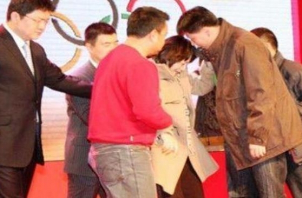 当年是央视名嘴主持，因妻子大闹央视现场曝丑闻，后来被人遗忘