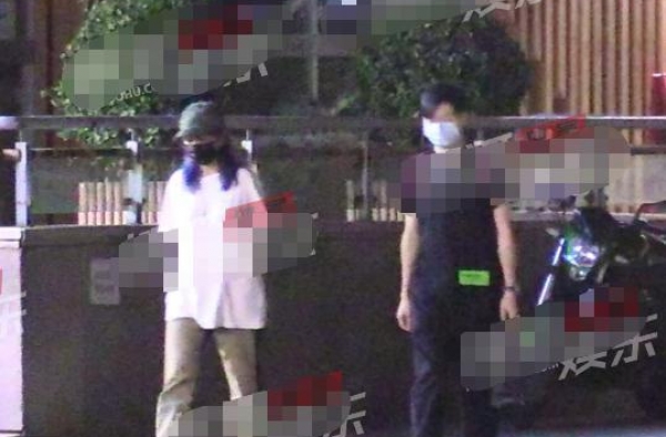 赵薇与异性逛超市，一头蓝发太新潮，全程空手让其提包待遇高