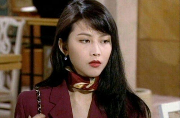 17岁成为港姐，却被好赌成性母亲亲手送给富商，35岁遇见真爱