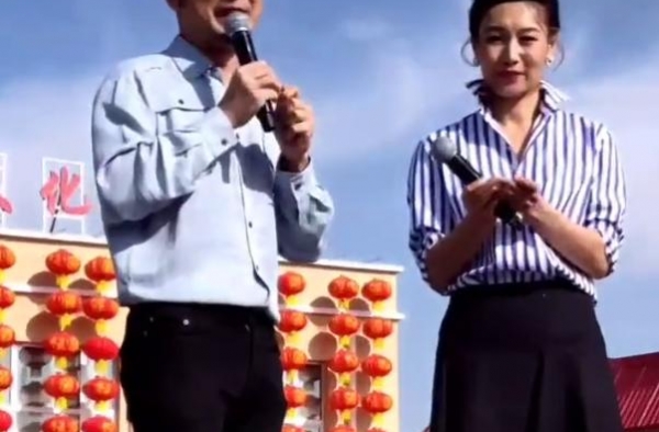 李梓萌脱掉假发似少女，与尼格买提罕见同台热舞，网友错认为夫妻